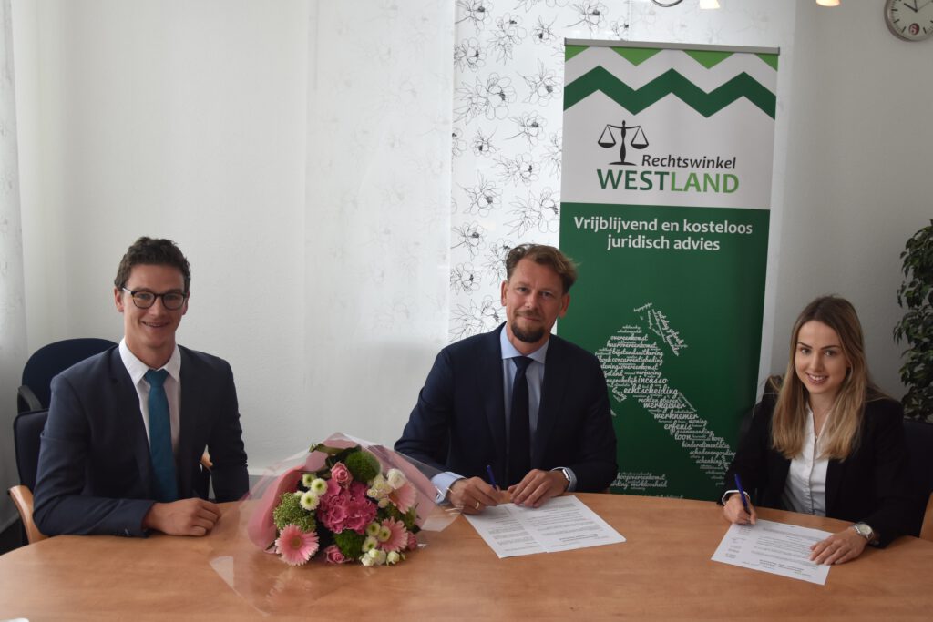 Marnix Vijverberg, Elkan Spijer en Manon den Hartog ondertekenen de sponsorovereenkomst
